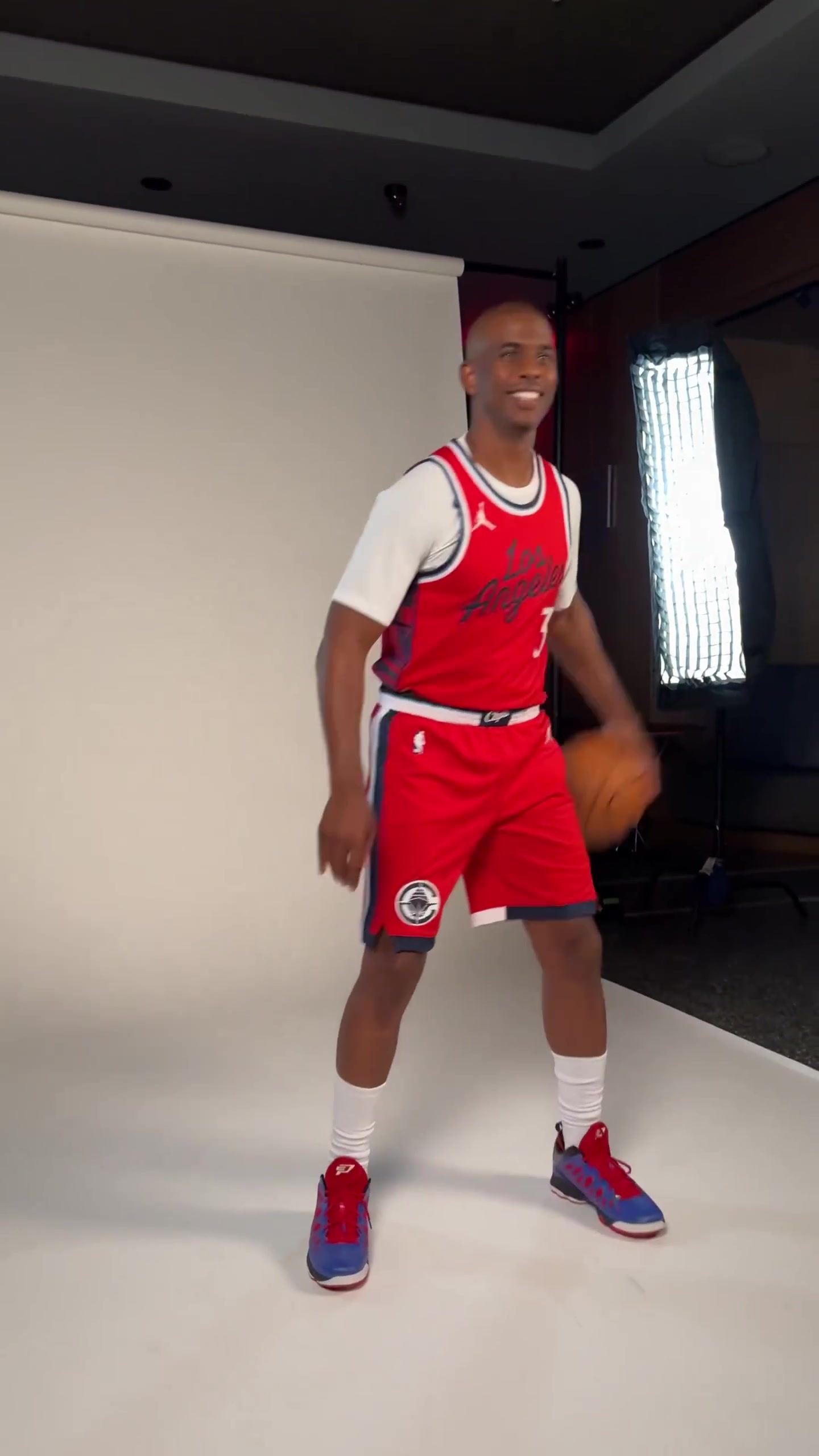 重返老東家真的很開心保羅拍攝快船定妝照時咧嘴大笑