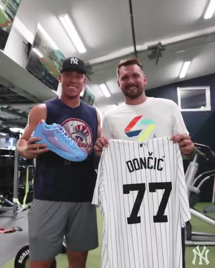 沒有小肚子?xùn)|契奇參加揚基隊活動這身形真瘦成一道閃電