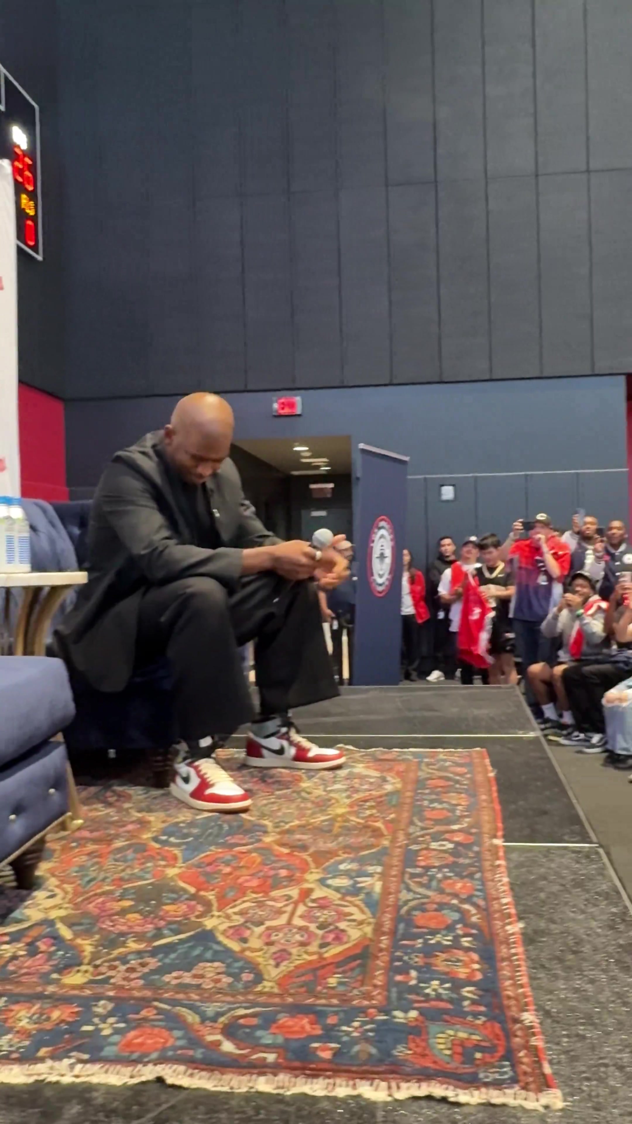 保羅重返快船在現(xiàn)場球迷一陣CP3的歡呼聲中激動落淚