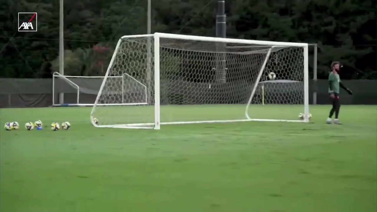 還要啥伊薩克?；倏擞?xùn)練中左右腳頭球破門輕松戴帽