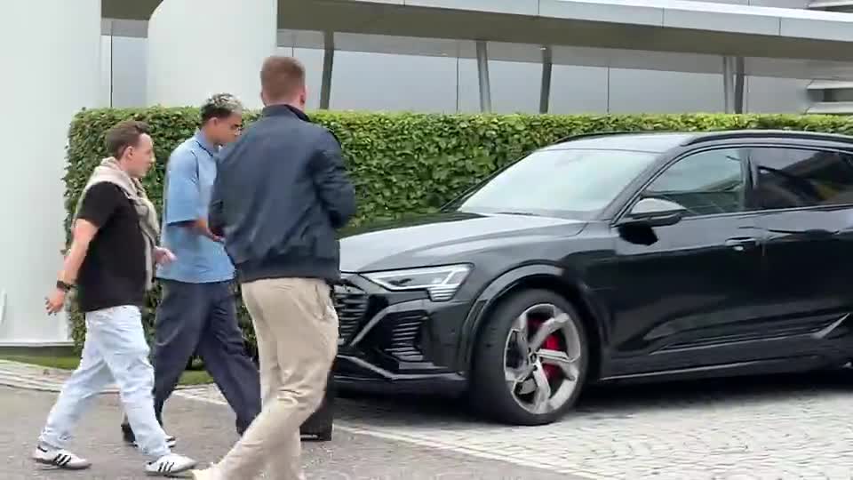 新仁駕到！迪亞斯飛至慕尼黑，加盟拜仁，轉(zhuǎn)會(huì)費(fèi)7500萬(wàn)歐。