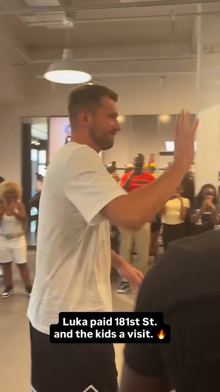 東契奇現(xiàn)身紐約參加活動近距離觀看真的瘦了好多 期待新賽季了