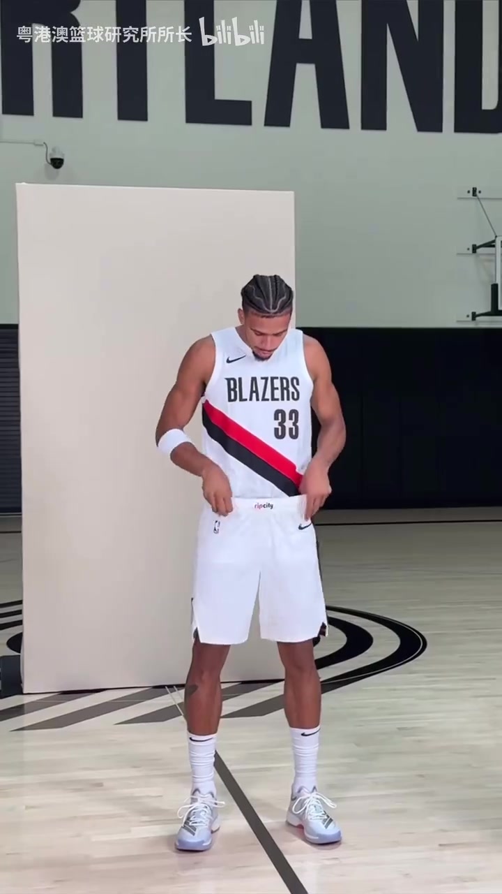 期待開拓者16號球衣夏普卡馬拉上身展示開拓者新款球衣