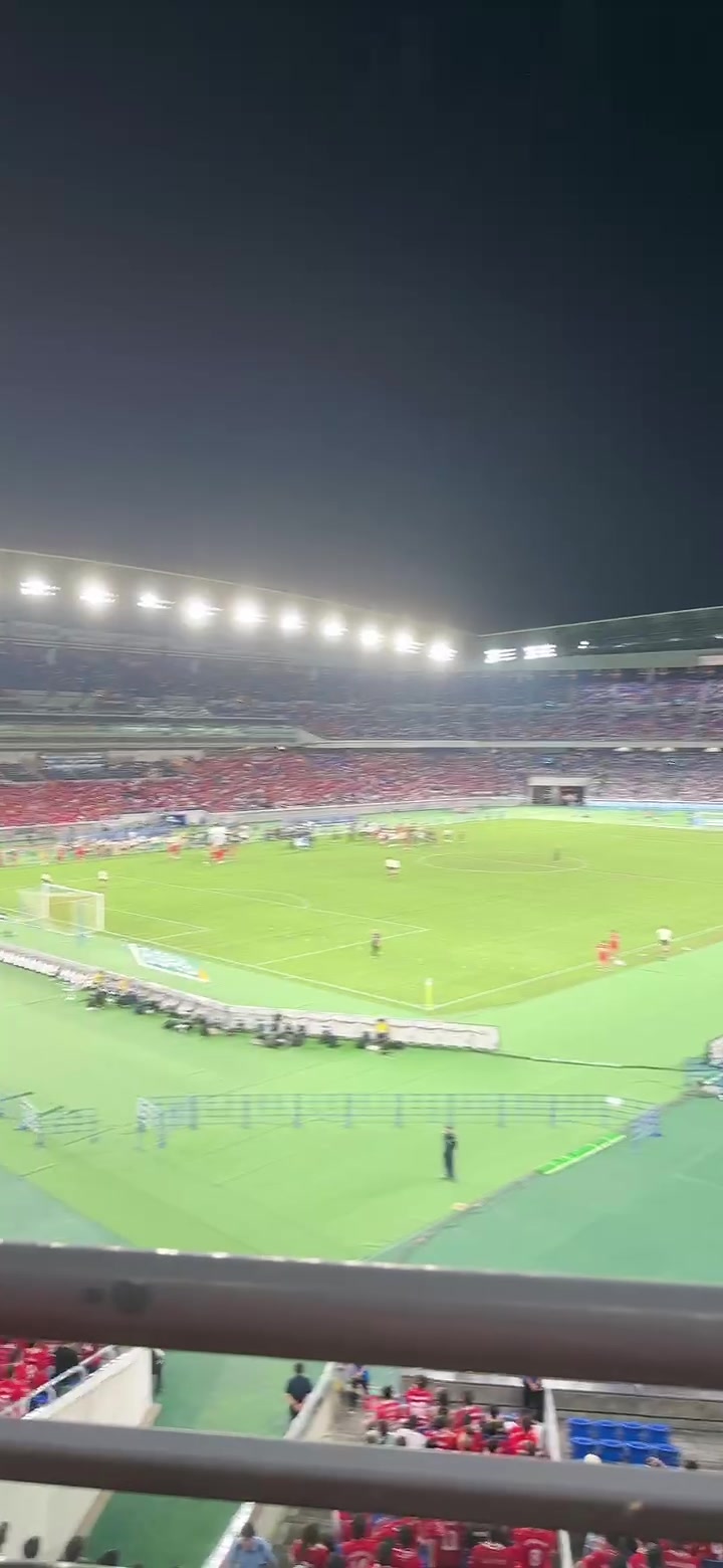 日本球市太火爆了利物浦vs橫濱比賽結(jié)束后球迷久久不愿離場