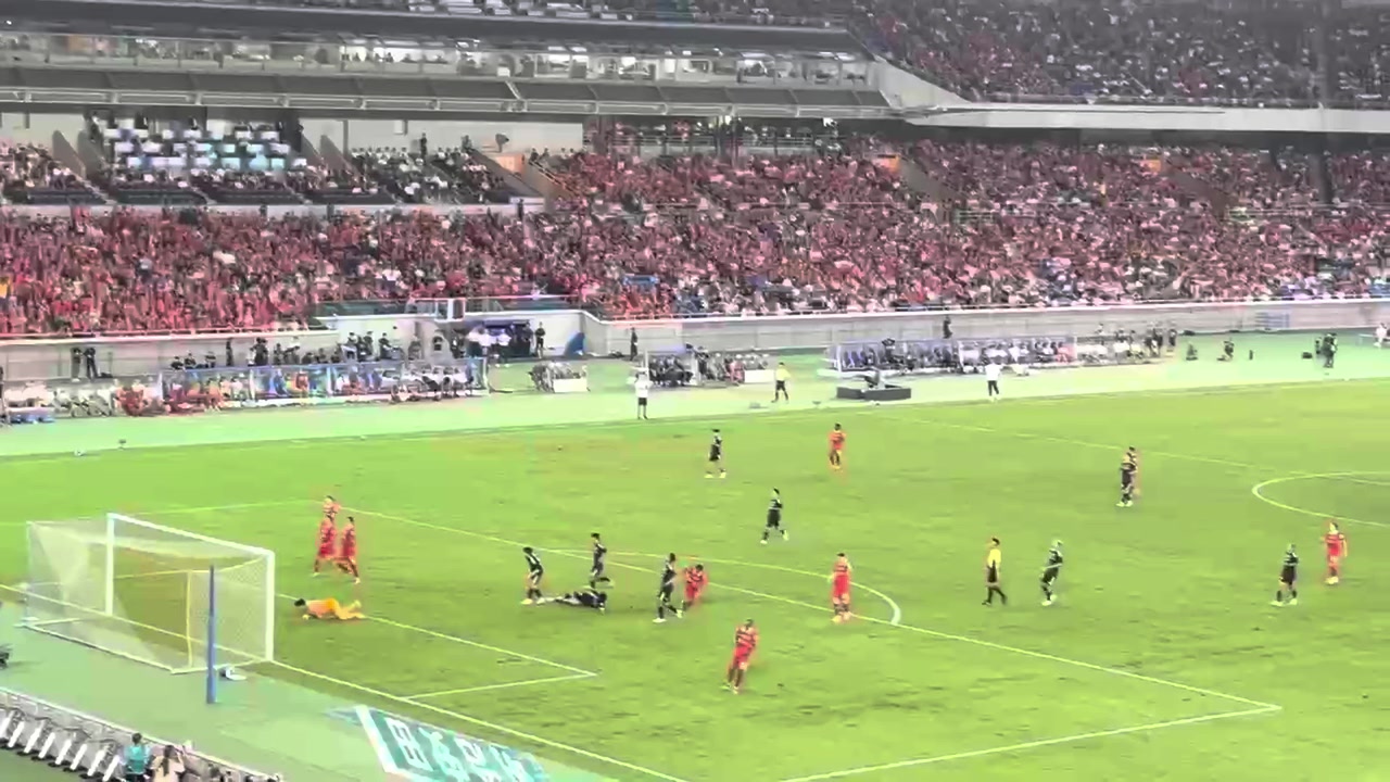 現(xiàn)場實拍紅軍16歲小將恩古莫哈一條龍推射建功 看臺一片歡騰