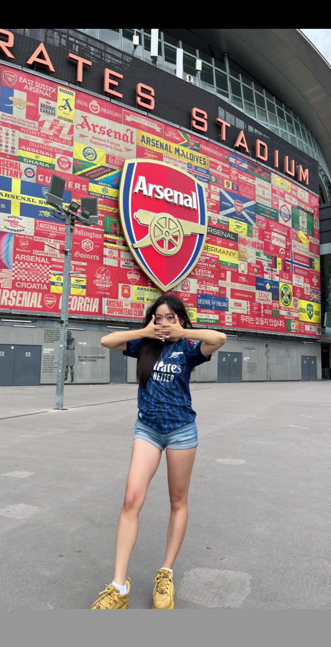 球衣銷量已破阿森納紀(jì)錄阿森納美女球迷穿上約克雷斯球衣