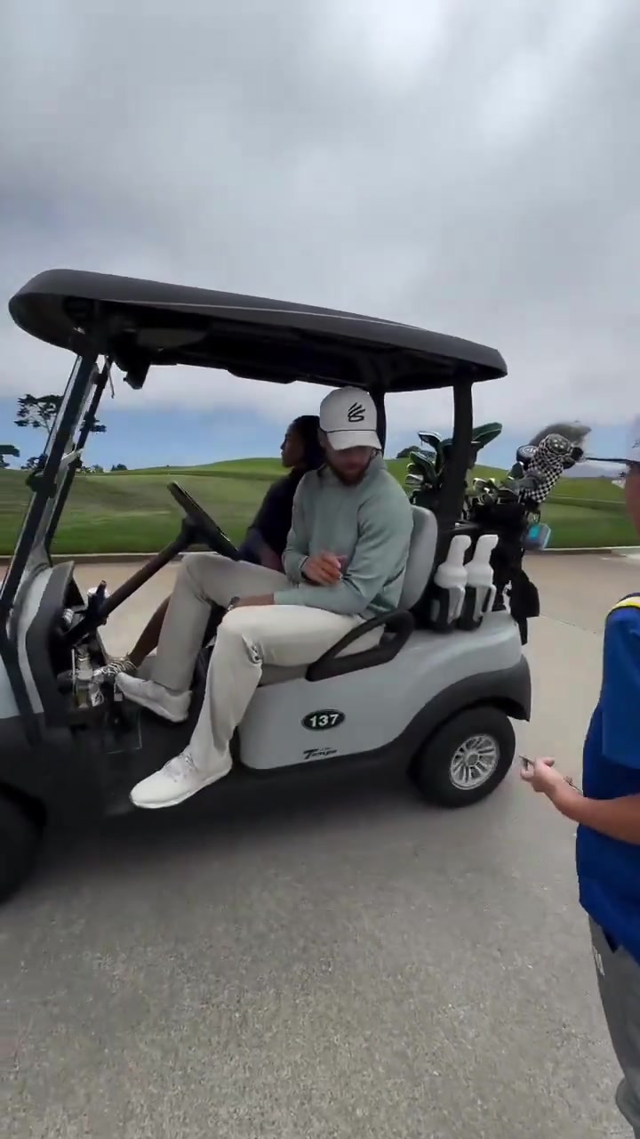 庫(kù)里帶著阿耶莎停下高爾夫球車 為勇士小球迷簽名后再離開(kāi)