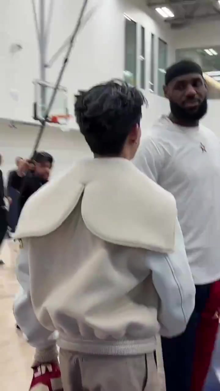 迷弟時(shí)刻王鶴棣見(jiàn)到偶像詹姆斯這眼里真的全是光