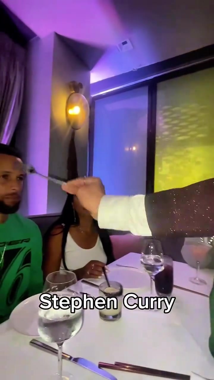 這魔術(shù)什么門道讓庫(kù)里十分驚訝阿耶莎都看呆了