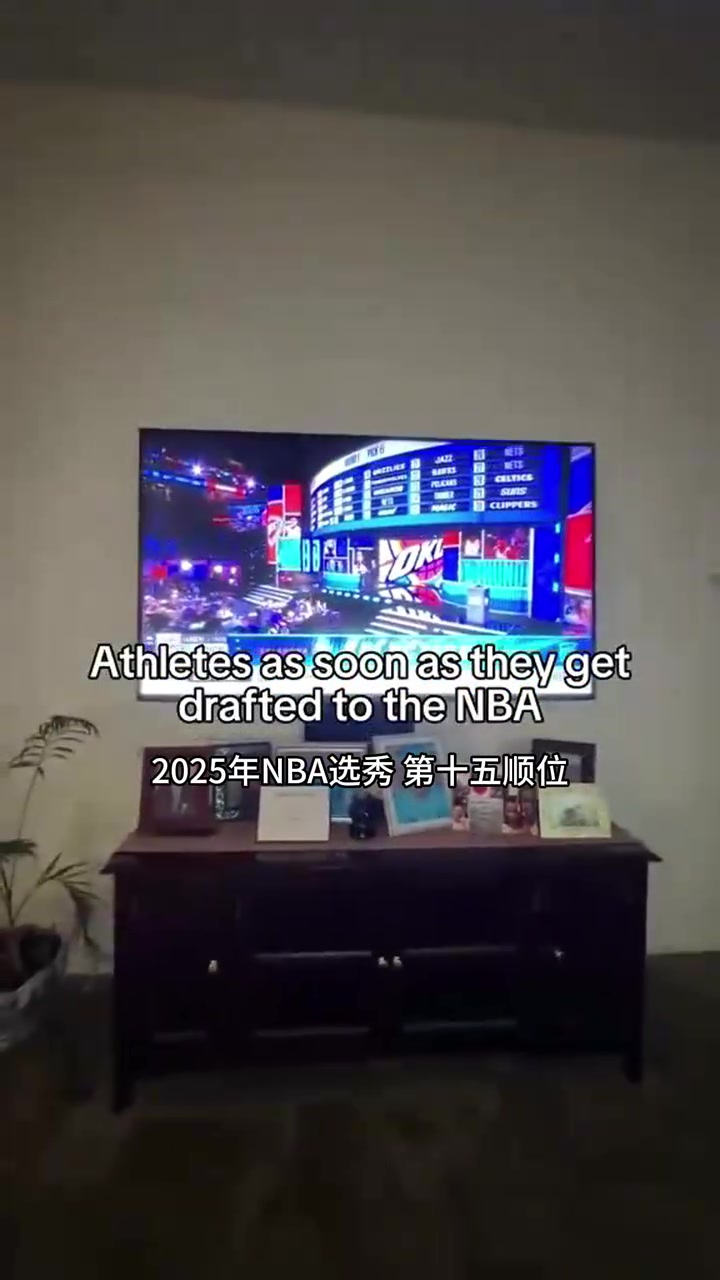 真實(shí)網(wǎng)紅惡搞當(dāng)球員被NBA選中后如何對(duì)待現(xiàn)在的女友