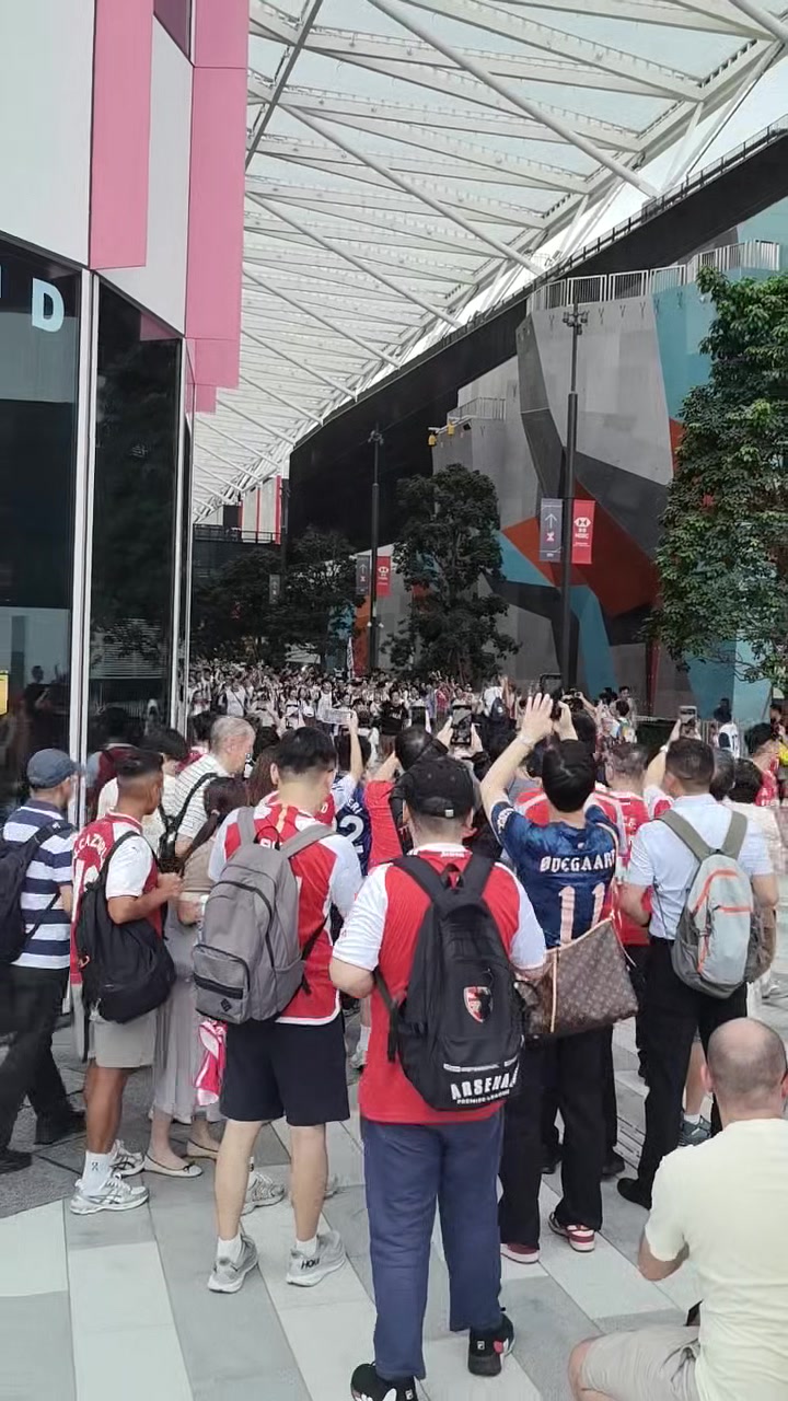 大軍壓境中國香港場外熱刺球迷組團進入球場槍迷送上噓聲