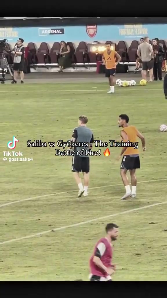 約克雷斯在訓(xùn)練中單挑薩利巴