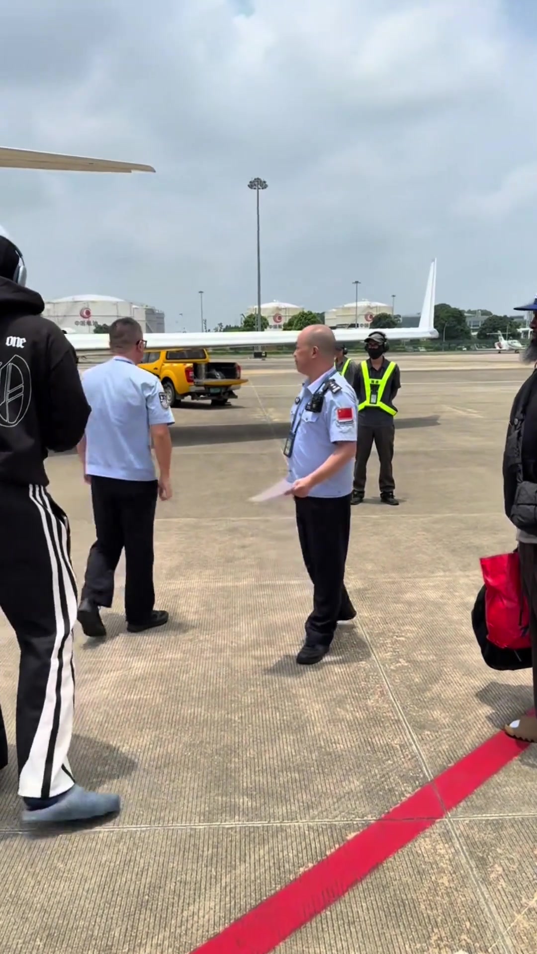 登哥落地廣州白云機場還和美麗空姐一起自拍合影