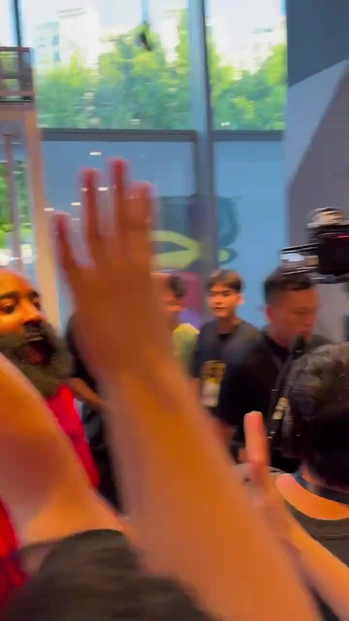 一年的等待哈登已抵達(dá)廣州登哥中國行終于來了