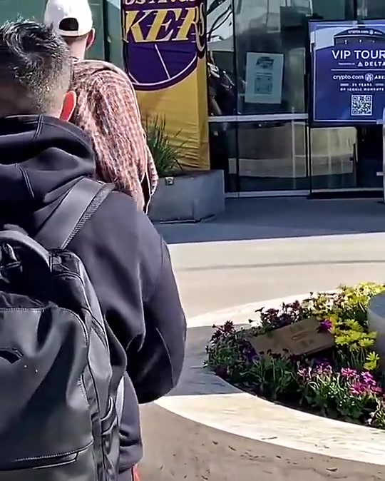 一切盡在不言中歐文此前面對科比和GiGi的雕像陷入沉思