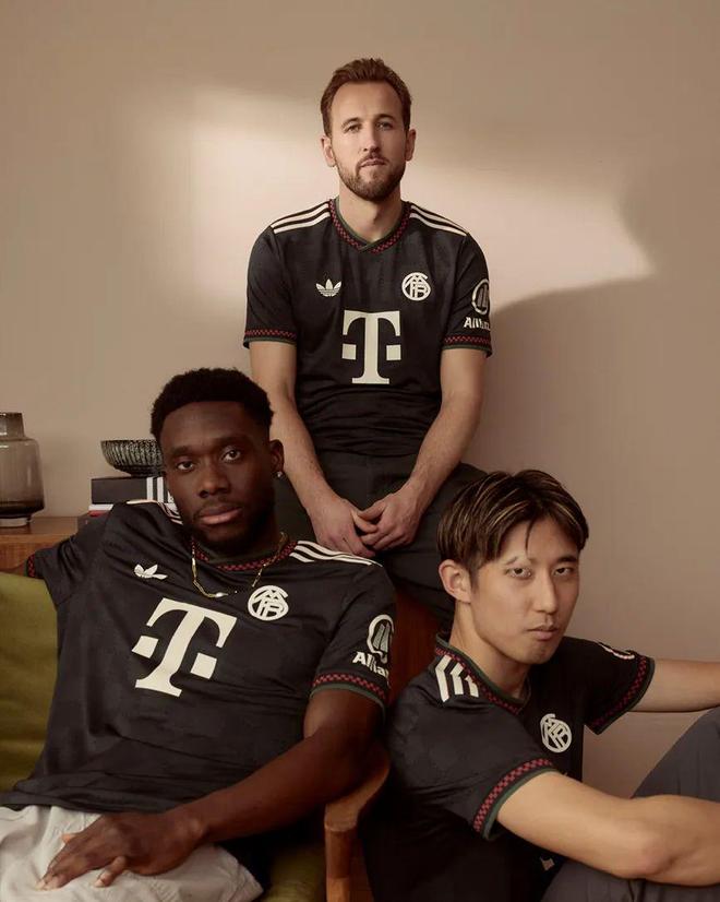 阿迪達斯新推拜仁2025/26賽季第二客場球衣