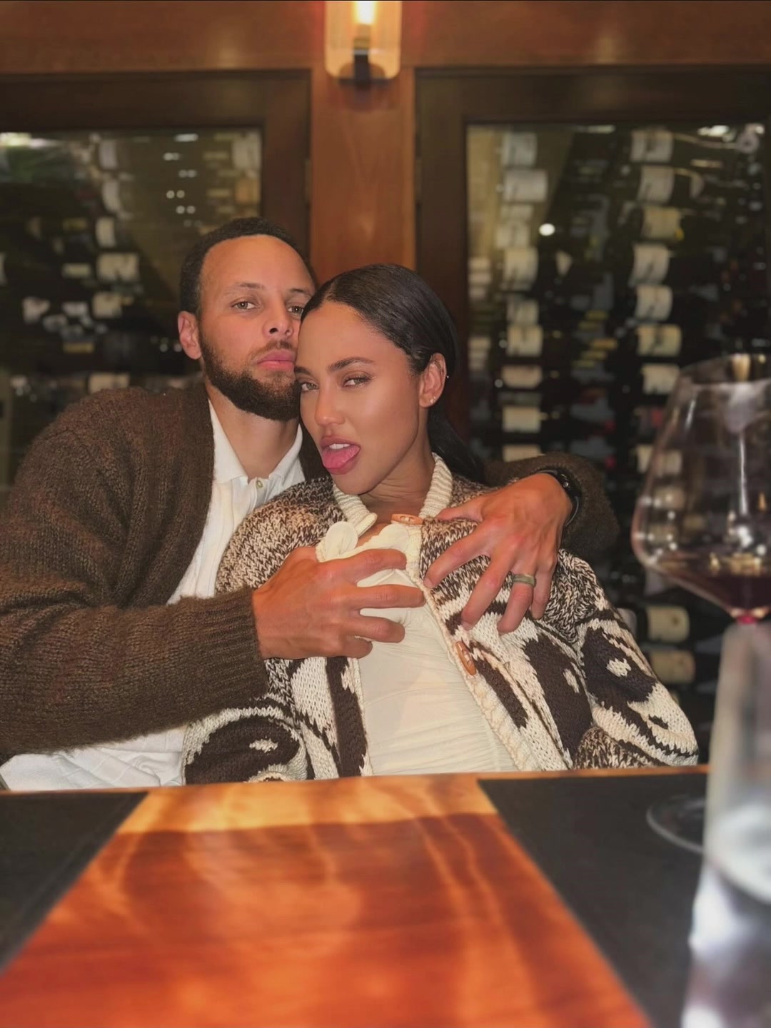 老夫老妻秀恩愛阿耶莎曬照慶祝結(jié)婚14周年庫(kù)里這手放哪呢