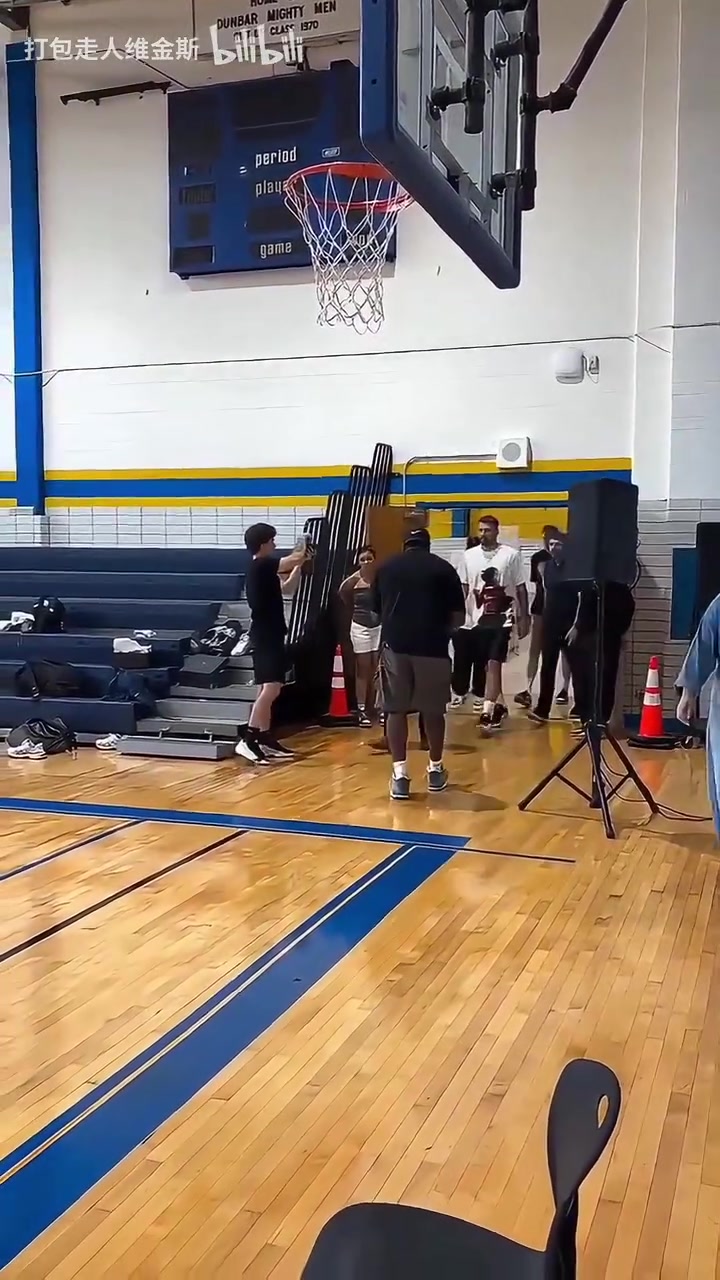 球迷的最愛(ài)東契奇看望小球迷們被團(tuán)團(tuán)圍住真是瘦多了啊