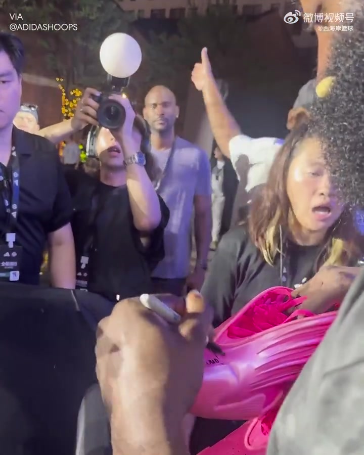 大愛哈登中國行將簽名鞋送給槍擊案幸存者中國留學(xué)生