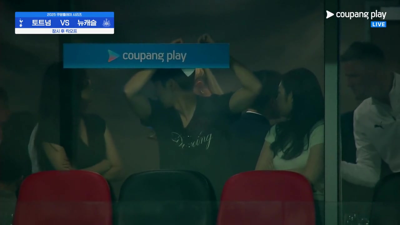 艷福不淺李剛?cè)视^戰(zhàn)孫興慜告別戰(zhàn)兩名妹紙陪伴