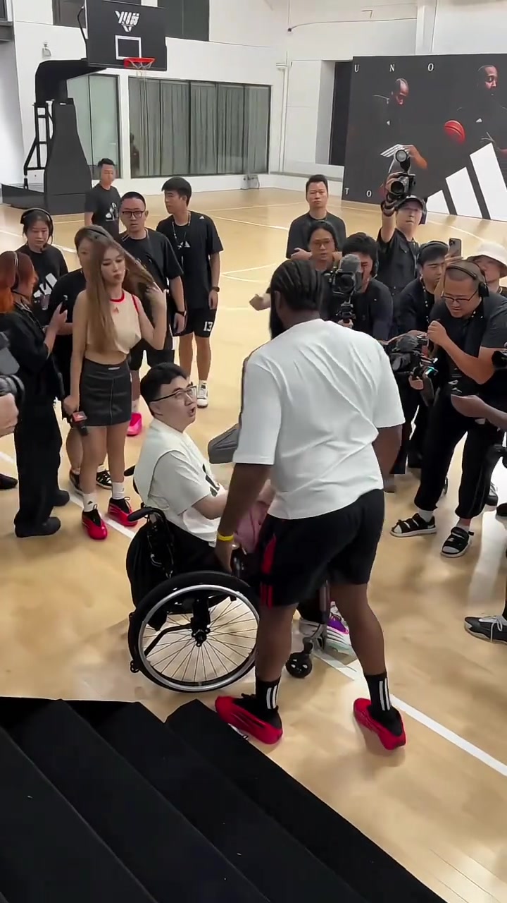 哈登中國行再見郝同學(xué)并送上擁抱 此前曾為郝同學(xué)支付槍擊醫(yī)療費(fèi)