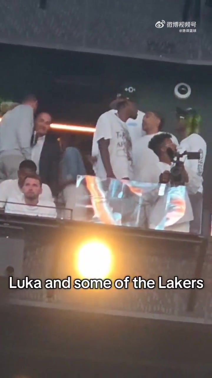 必須安排東契奇續(xù)約湖人后佩林卡帶著77與湖人眾將看后街男孩演唱會