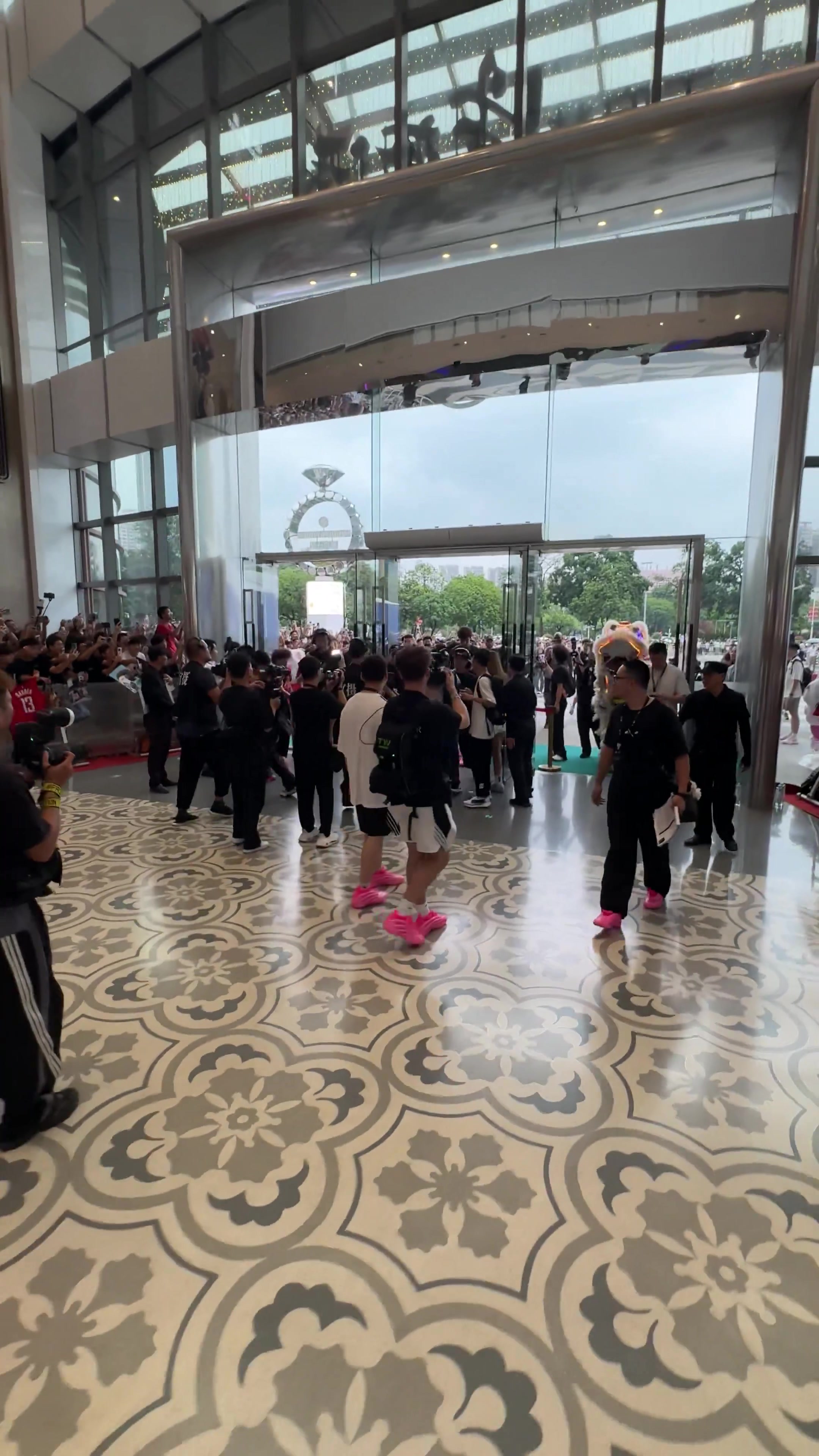 看看登哥在中國的人氣有多火爆數(shù)千球迷涌入商場來看他