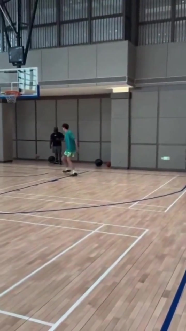 歐洲步單腿三分哈登中國(guó)行期間不忘訓(xùn)練自律 還開(kāi)發(fā)出了新絕招