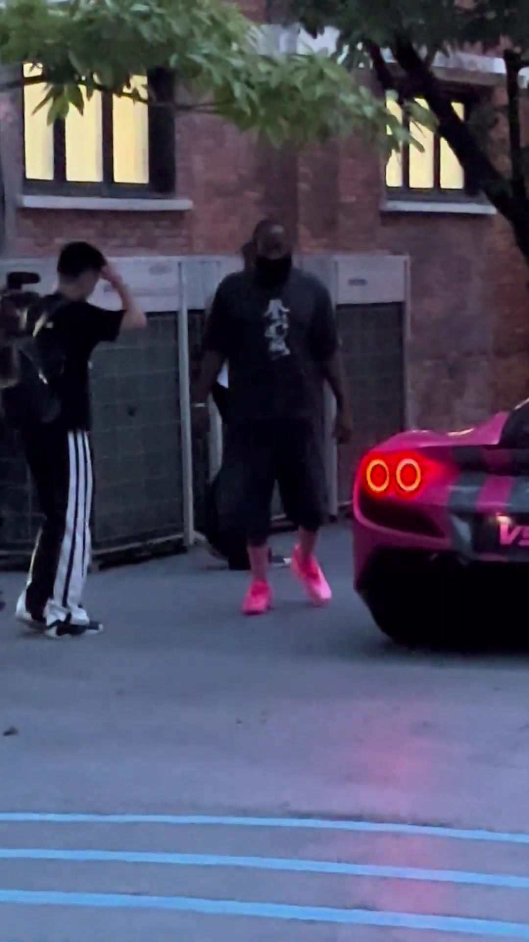 哈登這回是開(kāi)著他的跑車(chē)來(lái)的粉色法拉利