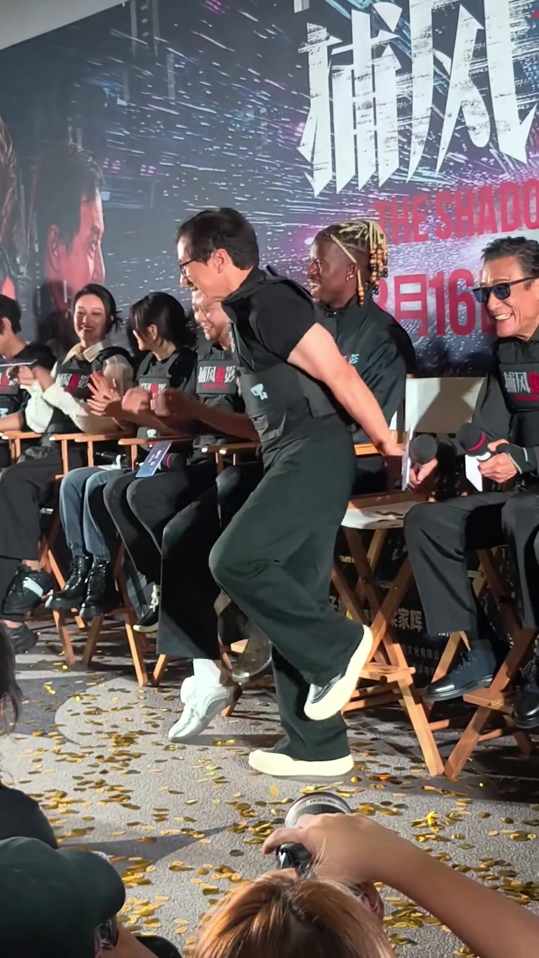 巴特勒也是好起來了和成龍同框比劃