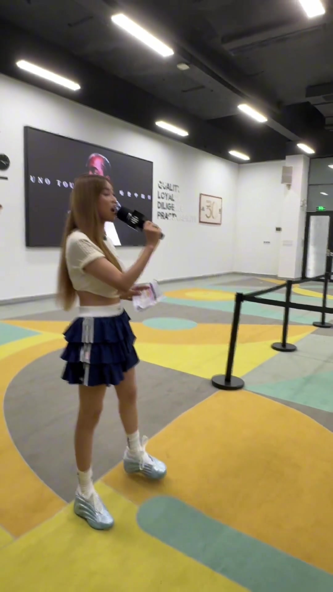 周玲安登哥學(xué)粵語(yǔ)我中意你表白球迷 結(jié)果被自己都給逗笑了