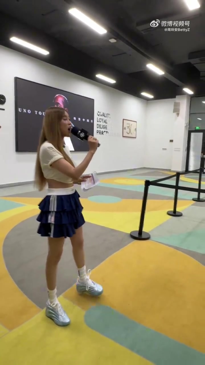 哈登來(lái)到廣東清遠(yuǎn)鞋廠 近距離了解個(gè)人球鞋誕生全過(guò)程