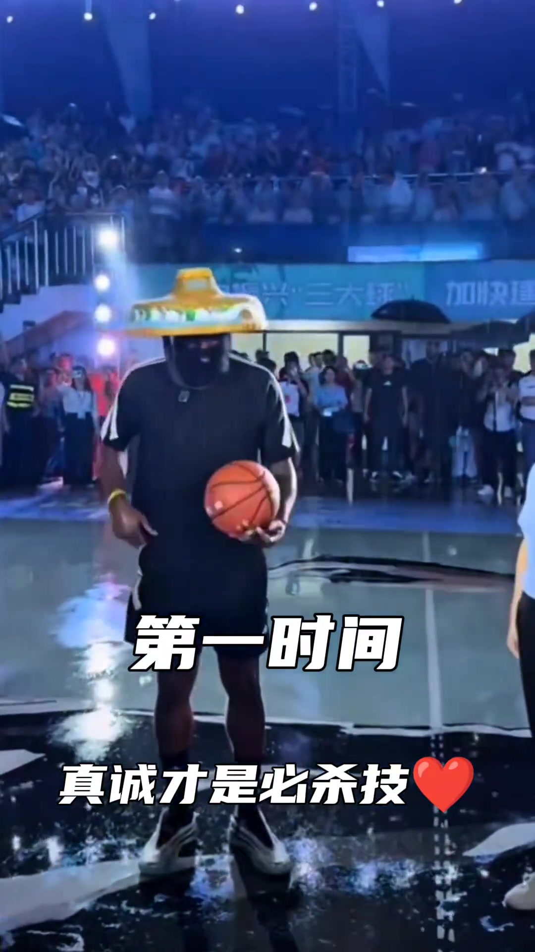 認(rèn)真對(duì)待哈登雨中帶著斗笠擦拭籃球認(rèn)真簽名并和女粉絲合影