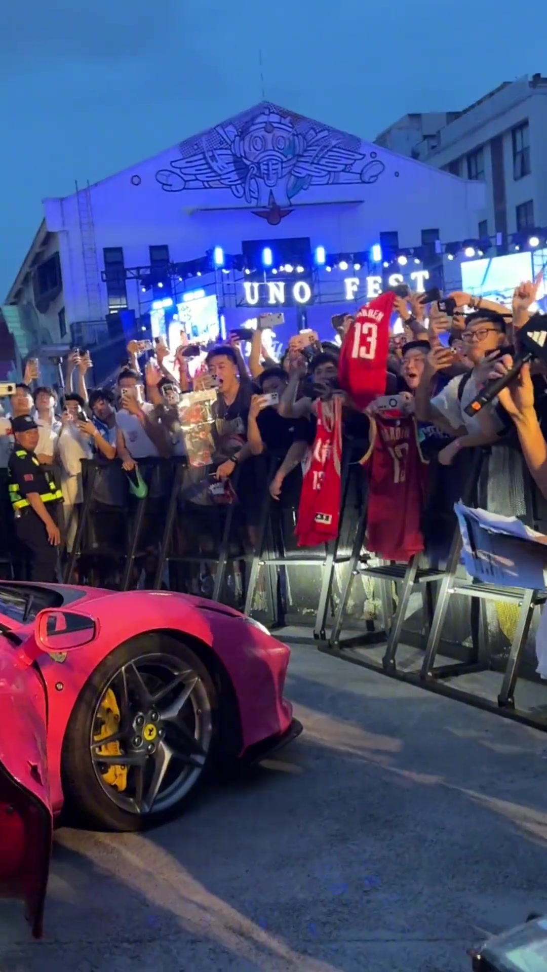 這大長(zhǎng)腿周玲安曬自己攜哈登中國(guó)行參加活動(dòng)