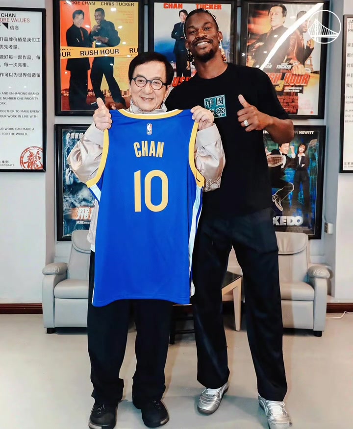 勇士今夏最強(qiáng)引援巴特勒贈(zèng)予71歲成龍勇士10號(hào)球衣