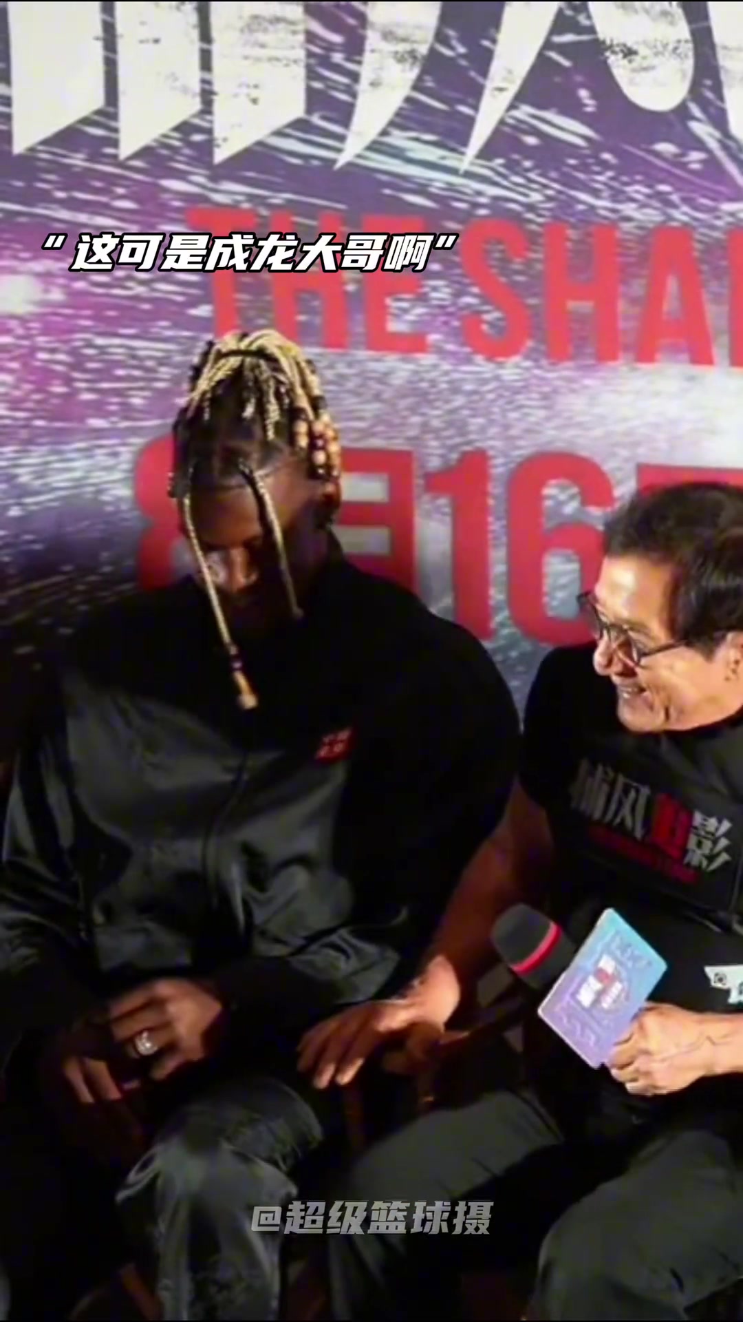 什么是國際巨星啊巴特勒在71歲成龍面前乖巧得像個(gè)小粉絲