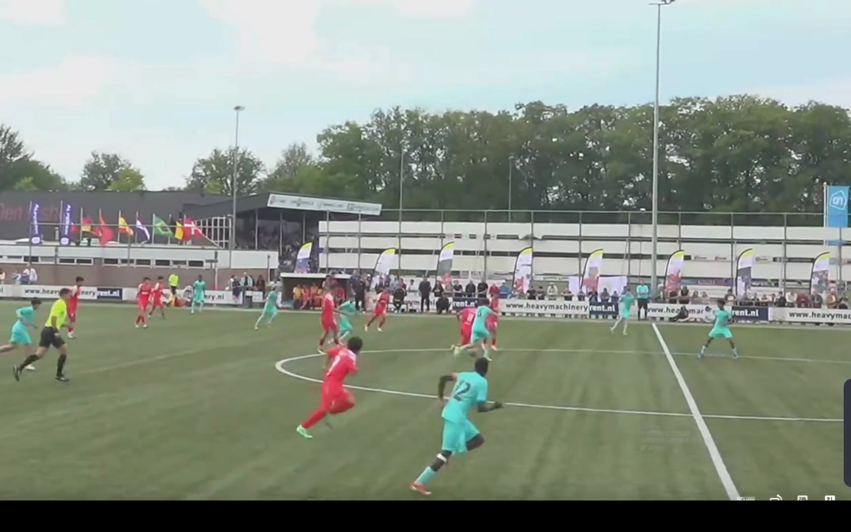 鄺兆鐳不虛巴薩青訓(xùn)啊最后倚著三名防守人轉(zhuǎn)身太帥了吧