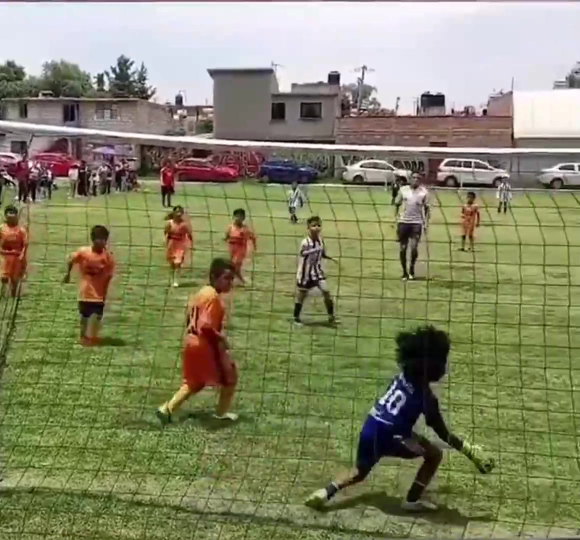 火爆外網(wǎng)?小孩哥上演極限4連撲救