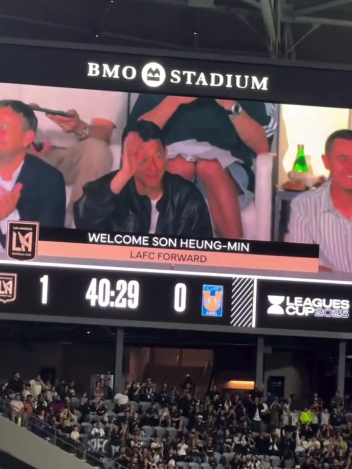 球場(chǎng)宣洛杉磯FC主場(chǎng)大屏幕寫著歡迎孫興慜洛杉磯FC前鋒