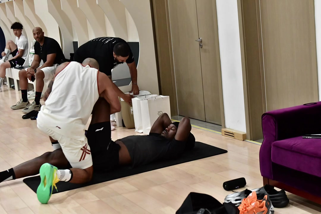 中國行不耽誤訓練巴特勒現(xiàn)身青島隊訓練基地