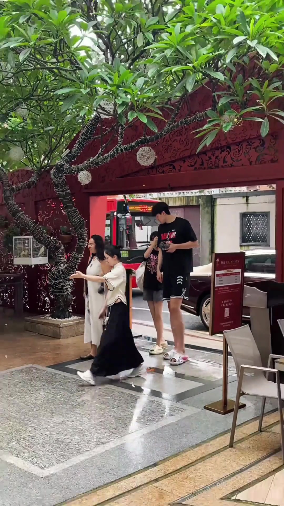 楊瀚森帶著女友一起打卡七號(hào)私廚 并給美女球迷簽名合影