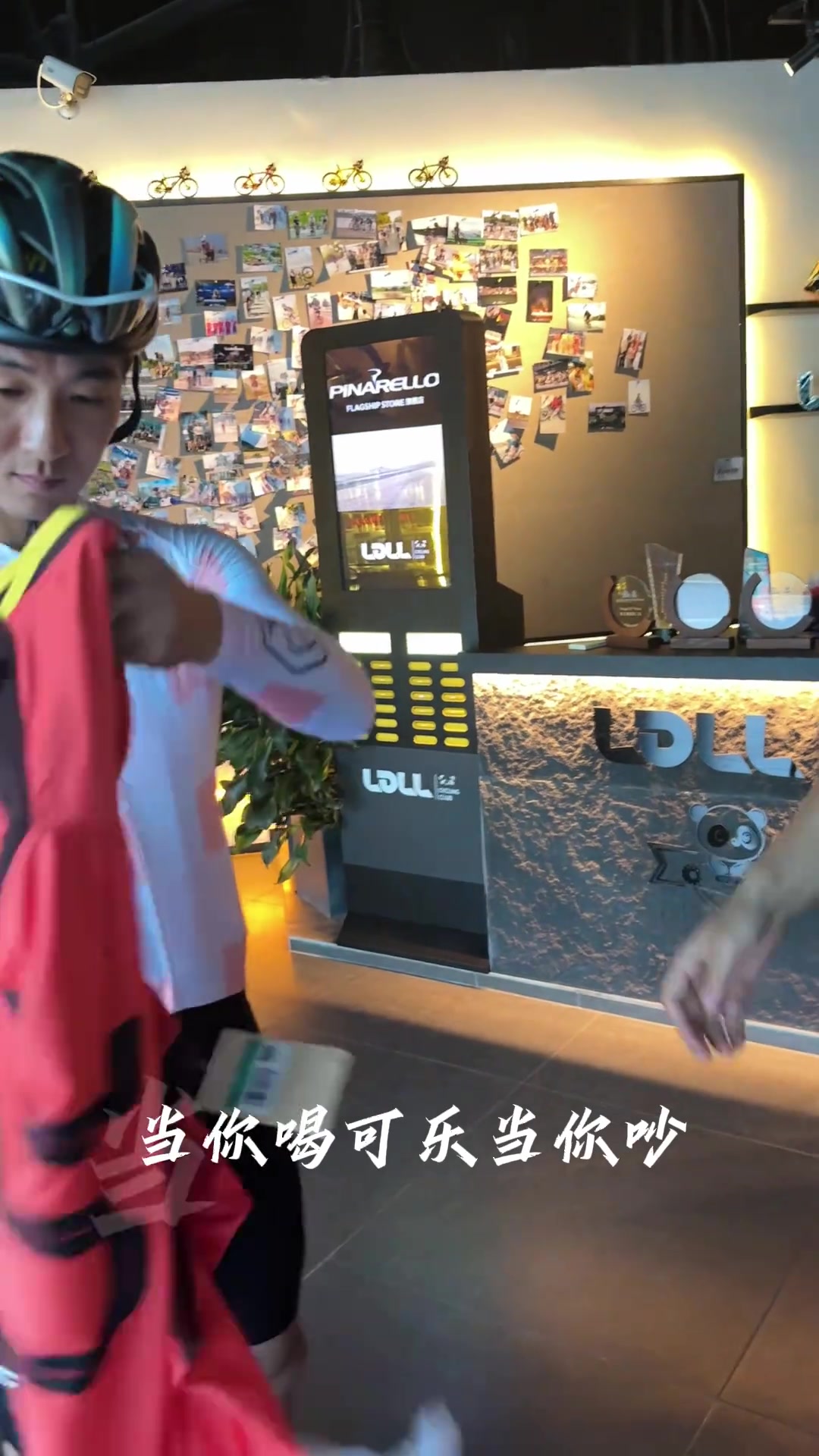 都是騎行發(fā)燒友韋世豪為美女球迷親筆簽名