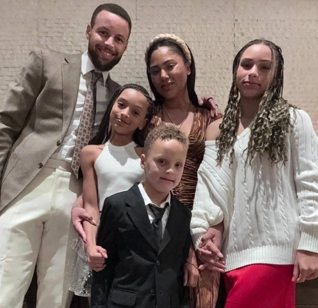 庫(kù)里一家人這么像的嗎感覺共用一張臉