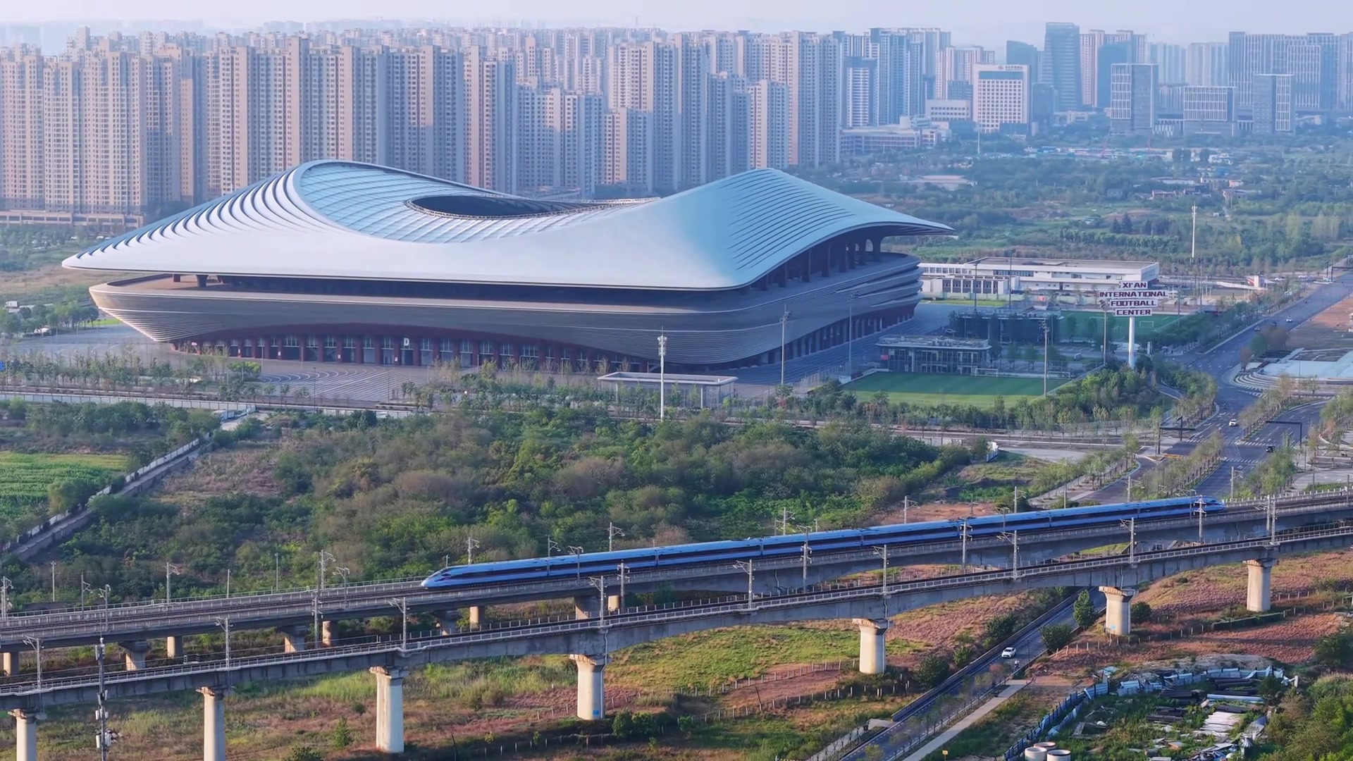 專(zhuān)業(yè)球場(chǎng)1投資30億元的西安國(guó)際足球中心即將投入使用