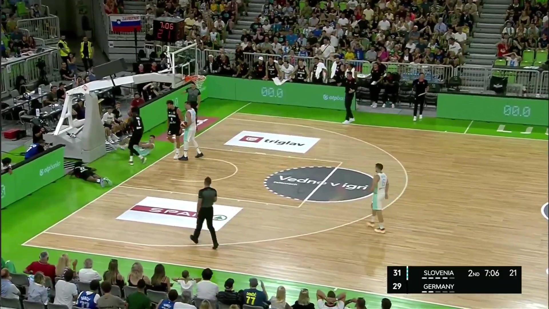 東契奇與邦加爆發(fā)口角隨后馬上用一記不講理迎射三分給予回?fù)? title=