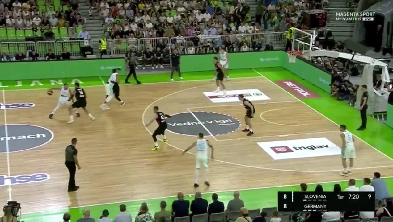 不愧傳球大師東契奇大手一揮妙傳助攻順下的隊(duì)友上籃打進(jìn)