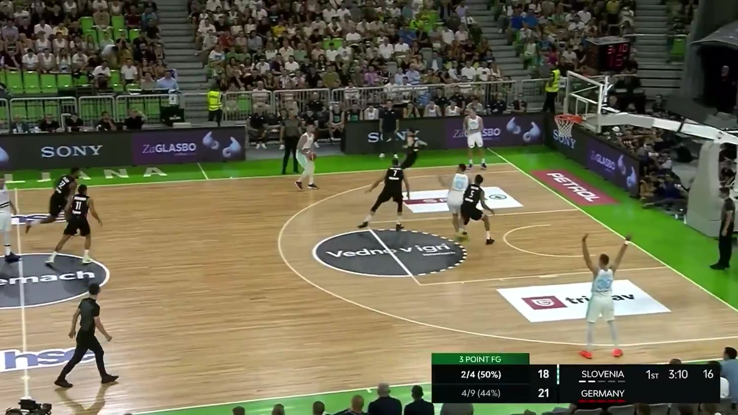 面對德國男籃雙人緊逼防守東契奇輕松破解還助攻隊(duì)員命中三分