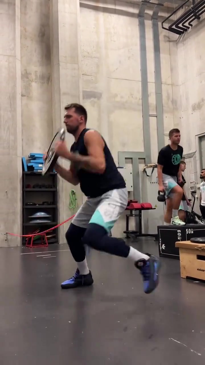 東契奇回歸國家隊(duì)訓(xùn)練期待他取得好成績