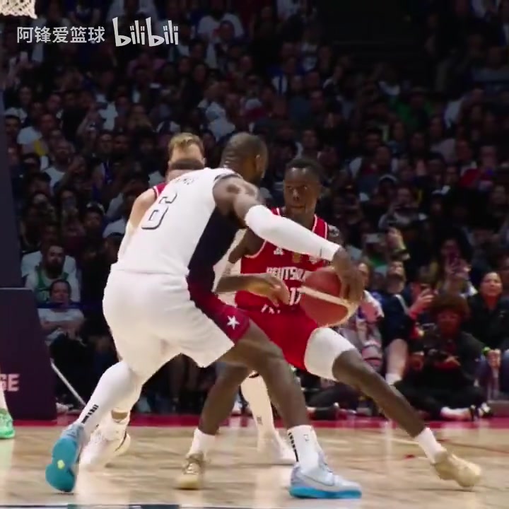 慢鏡頭看詹姆斯大打小籃下展現(xiàn)教科書式腳步華子太逗了