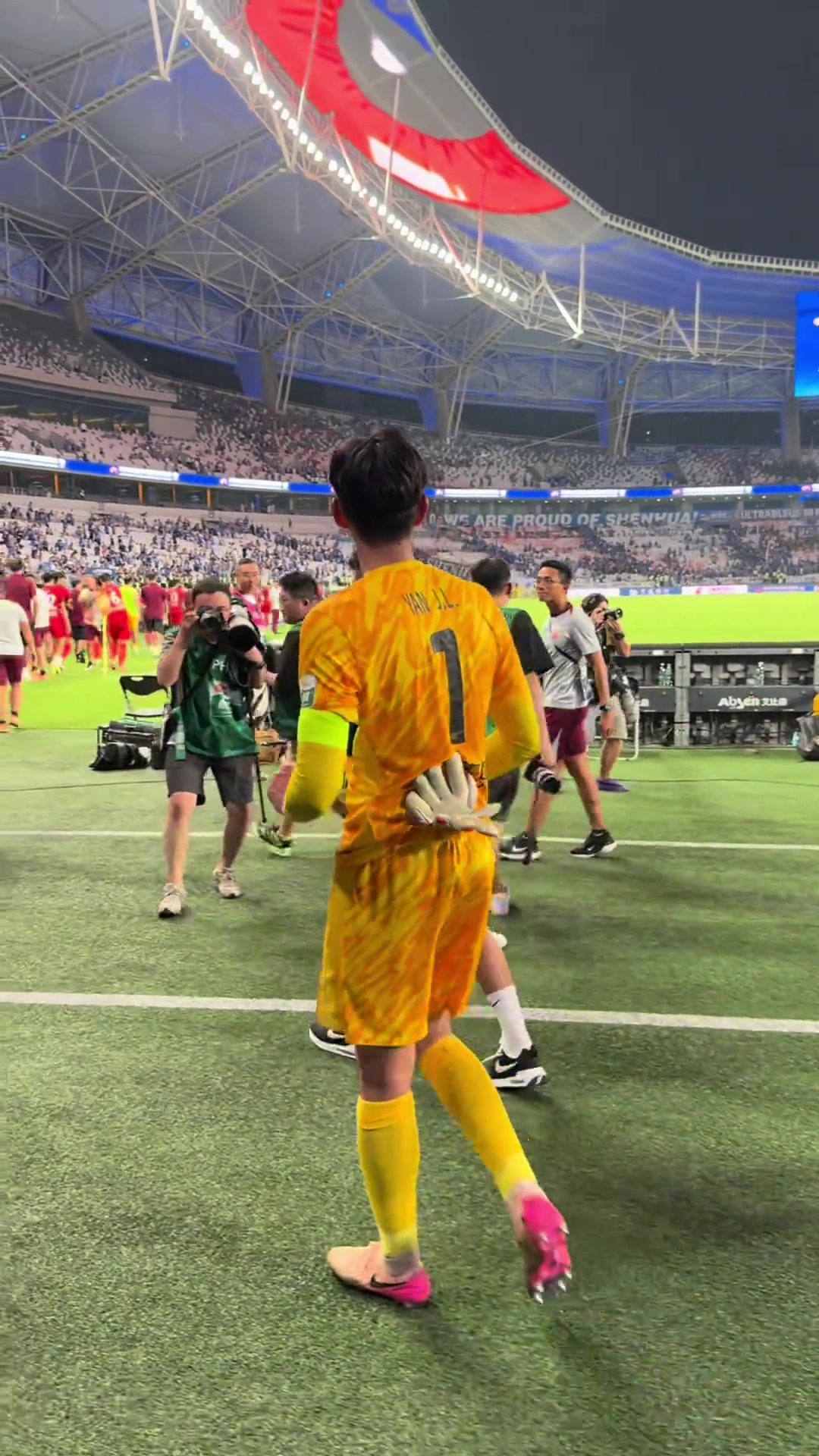 申花球迷狂罵武磊淡定地掏出手機(jī)拍下看臺球迷辱罵自己